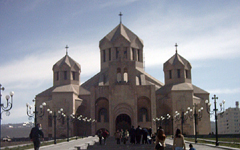 花のアルメニアを行く　史上最初のキリスト教国エレバン教会
