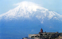 花のアルメニアを行く　史上最初のキリスト教国アララト山を背景にホル・ヴィラフ修道院