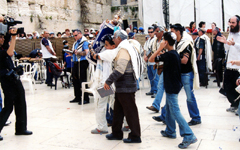 イスラエル嘆きの壁の前・ユダヤの成人式