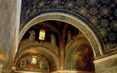 美の回廊をめぐってもう一つのイタリア紀行　イタリアラヴェンナの霊廟内